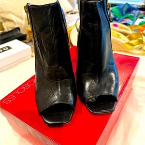 Women’s shoes Inc size 8.5 UGC